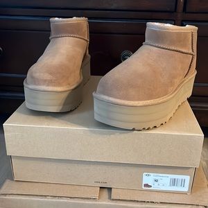 NWT Chestnut Ultra Mini Platform UGGS W10/M9